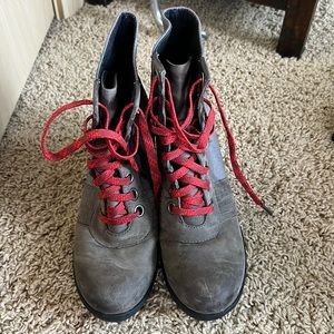 Sorrel wedge boot Lexi Sz 7.5 grey red laces